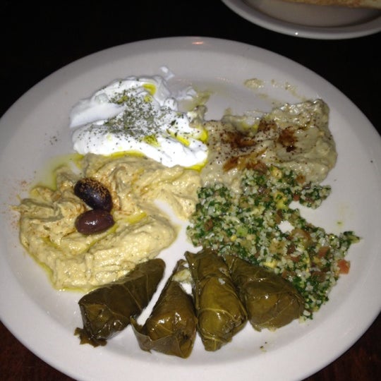 รูปภาพถ่ายที่ Phara&#39;s Mediterranean Cuisine &amp; Christopher&#39;s Casbah โดย Nealia เมื่อ 10/28/2012