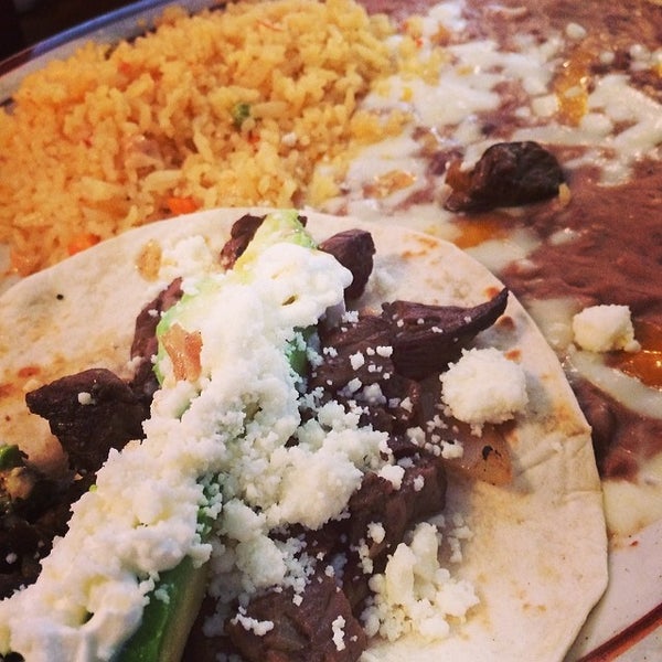 รูปภาพถ่ายที่ Pancho&#39;s Villa Mexican Restaurant โดย Luke M. เมื่อ 2/20/2014