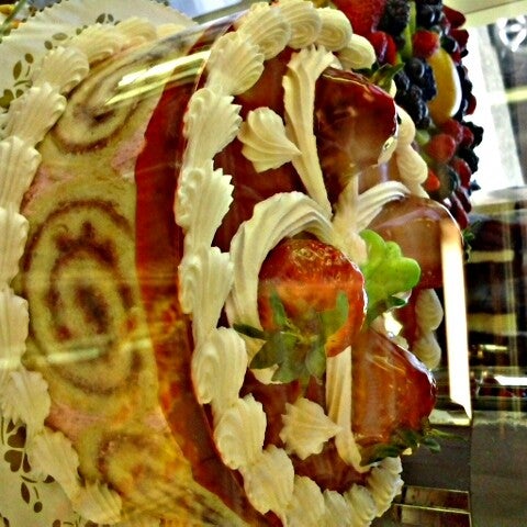 รูปภาพถ่ายที่ Calandra&#39;s Bakery โดย Miguel G. เมื่อ 4/14/2012
