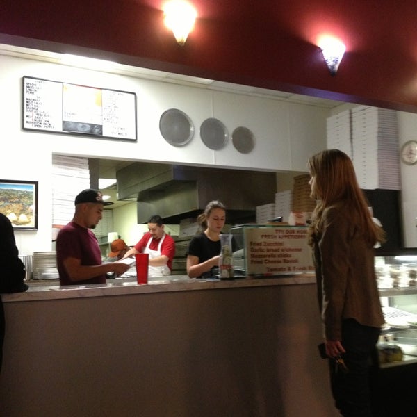 Foto diambil di Luigi&#39;s Pasta &amp; Pizzeria Restaurant oleh Bill C. pada 2/28/2013