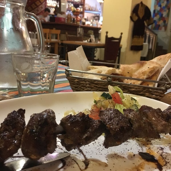 Das Foto wurde bei Restaurant Kabul von Mah 🍁 Naz am 6/16/2019 aufgenommen