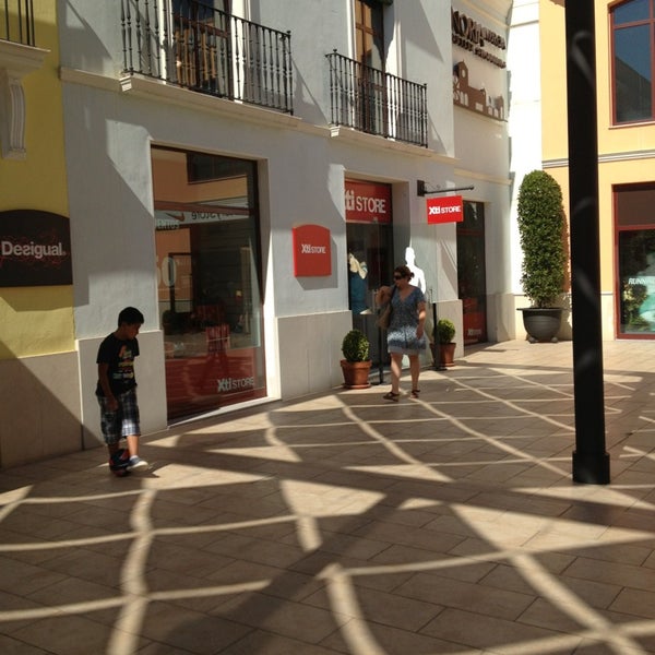 Foto tirada no(a) La Noria Outlet Shopping por Pedro D. em 7/25/2013