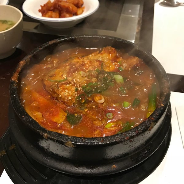 1/13/2018 tarihinde HeeKyung K.ziyaretçi tarafından Sura Korean BBQ Buffet'de çekilen fotoğraf