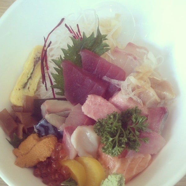 3/23/2013 tarihinde Amy Y.ziyaretçi tarafından Toshi Sushi'de çekilen fotoğraf