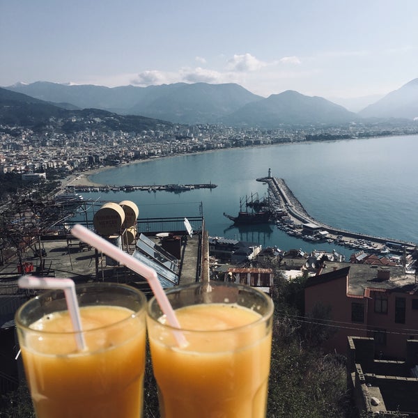 Das Foto wurde bei Tuğra Cafe Restaurant von Büşra A. am 3/10/2019 aufgenommen