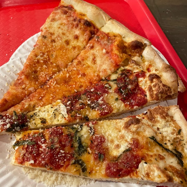 2/9/2022 tarihinde Ryan B.ziyaretçi tarafından Bleecker Street Pizza'de çekilen fotoğraf