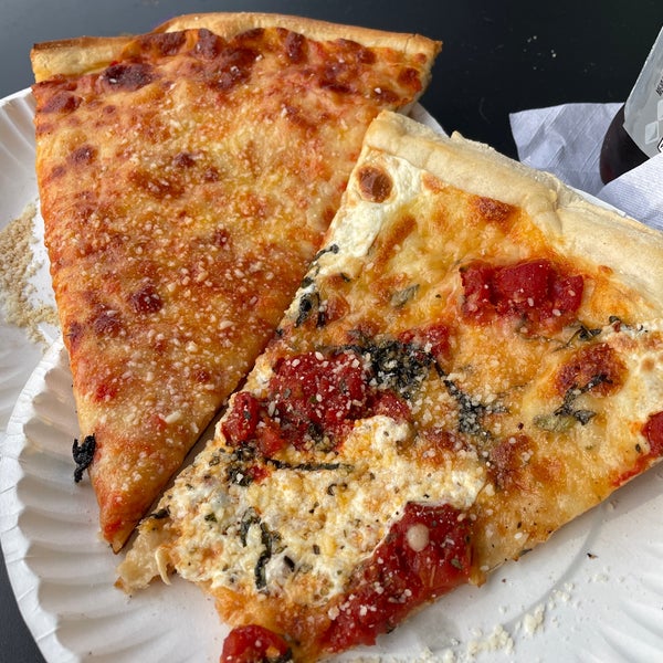 8/15/2021 tarihinde Ryan B.ziyaretçi tarafından Bleecker Street Pizza'de çekilen fotoğraf