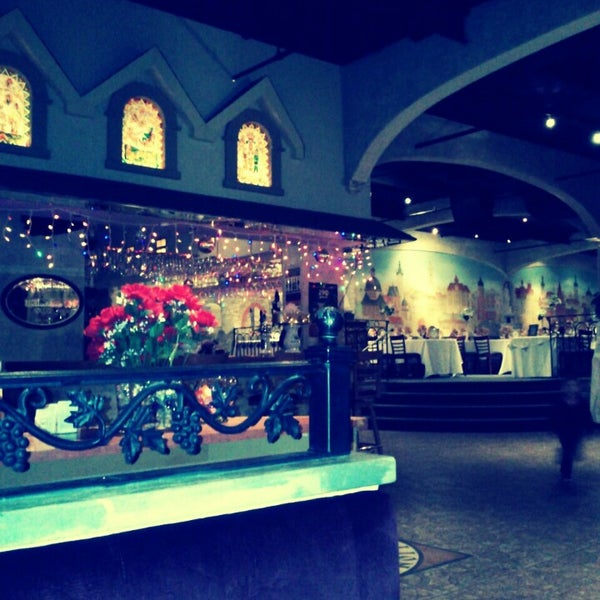 3/2/2013 tarihinde Rãzvan L.ziyaretçi tarafından Golden Lion Restaurant &amp; Bar'de çekilen fotoğraf