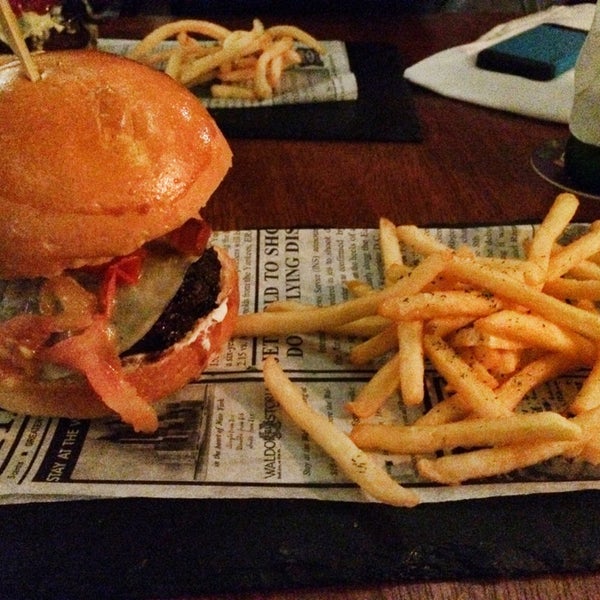 6/26/2014にEnmanuel S.がMax Fifty Burger &amp; Barで撮った写真