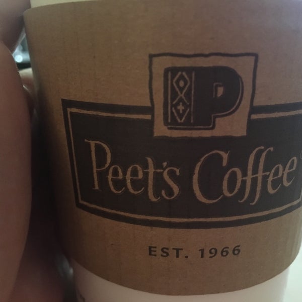 Foto diambil di Peet&#39;s Coffee &amp; Tea oleh Lesia M. pada 10/3/2016