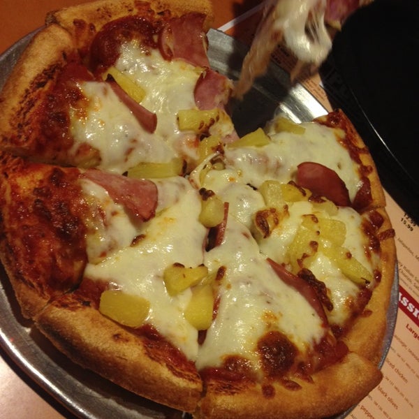 Foto diambil di Shakey&#39;s Pizza Parlor oleh HayÐeé R. pada 1/20/2014