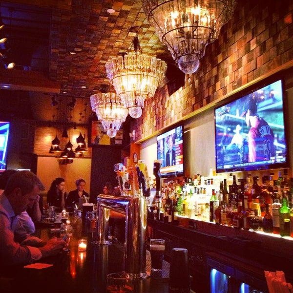 รูปภาพถ่ายที่ Grey Bar &amp; Restaurant โดย Joanna L. เมื่อ 2/27/2013