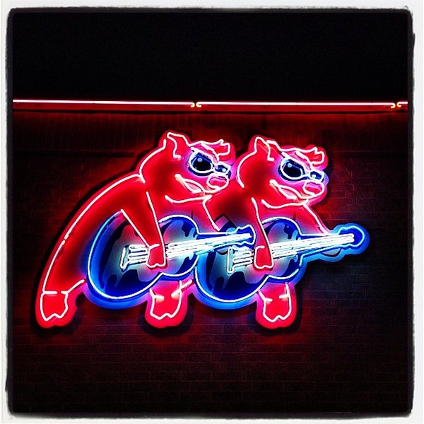 Das Foto wurde bei Red Hot &amp; Blue  -  Barbecue, Burgers &amp; Blues von Sean M. am 12/17/2012 aufgenommen
