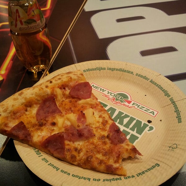 Foto diambil di New York Pizza oleh Filipa T. pada 3/7/2014