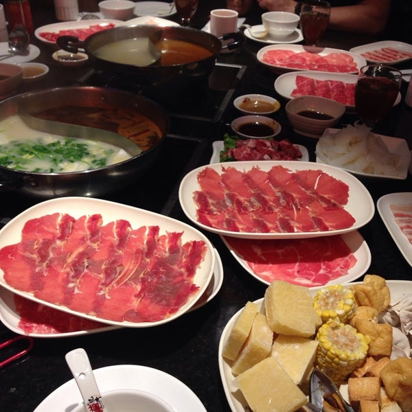 Photo taken at Fatty Cow Seafood Hot Pot 小肥牛火鍋專門店 by Donald H. on 3/1/2014