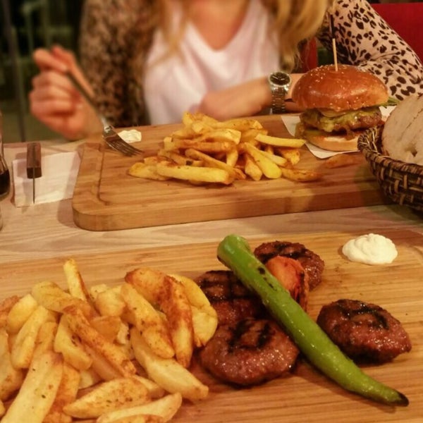 Foto scattata a Ora&#39; Steak &amp; Burgers da Dsjd Hsdk il 3/16/2015