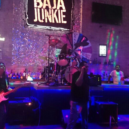 รูปภาพถ่ายที่ Baja Junkie โดย César M. เมื่อ 5/29/2014