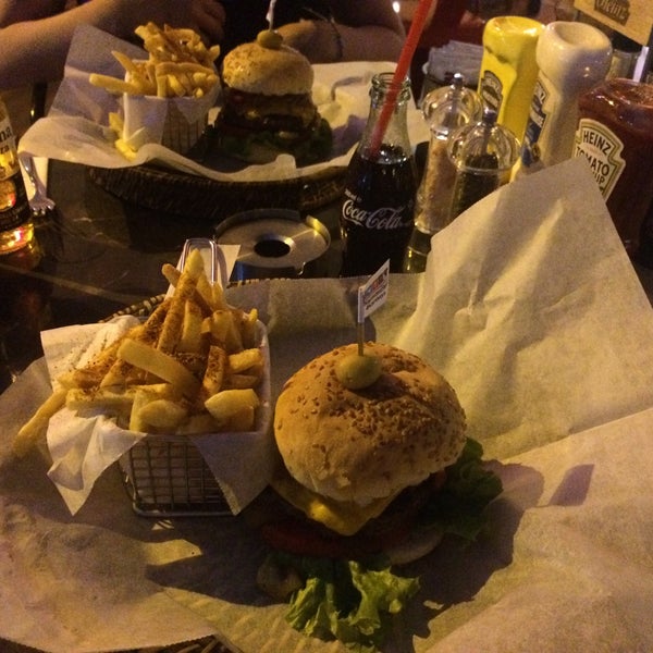 รูปภาพถ่ายที่ Karnivora Steak &amp; Burger House โดย Essi L. เมื่อ 7/7/2015