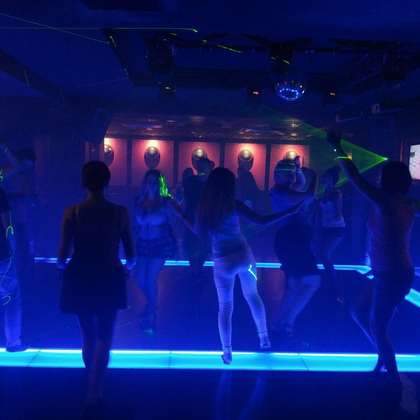Dbl club. Неоновая подсветка уличная. Клаб бич майами. Double six club bali. Dbl club.