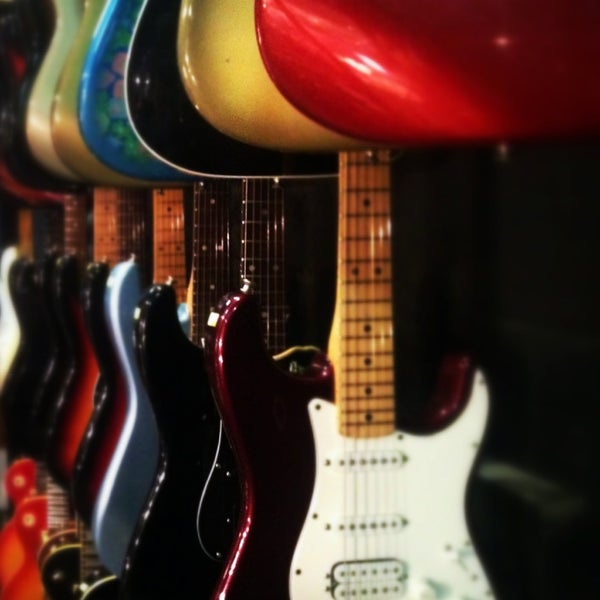 музыкальный магазин. шамрай магазин музыкальных. шамрай гитары. музыкальный магазин для детей. гитары музыкальные магазины.