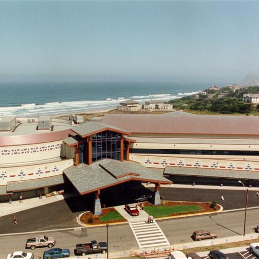 The facility needed to reflect the values and culture of the Siletz Tribe. PCL worked to address this goal. A two-story waterfall was installed in a setting of rockeries and native plantings.