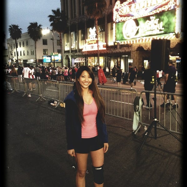 รูปภาพถ่ายที่ Hollywood Half Marathon &amp; 5k / 10k โดย Chris L. เมื่อ 4/6/2013