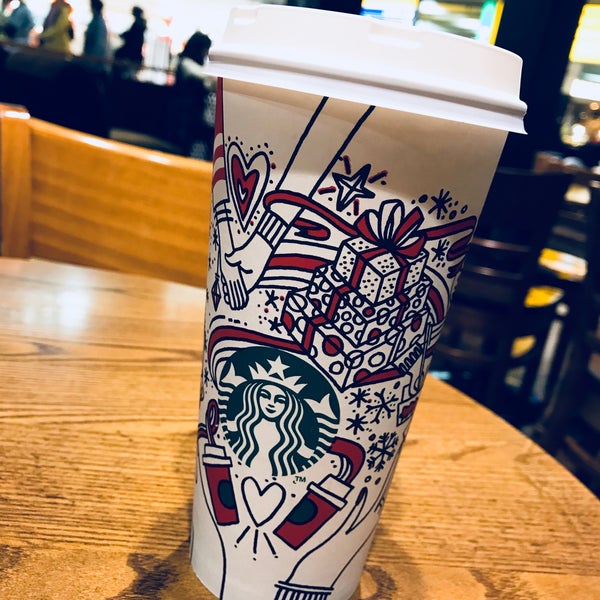 รูปภาพถ่ายที่ Starbucks โดย Hassan เมื่อ 12/17/2017