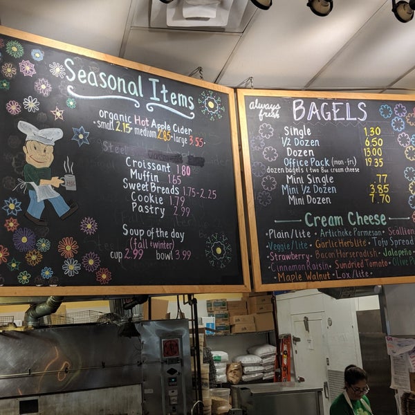 Foto tirada no(a) Moe&#39;s Broadway Bagel por Andrew S. em 6/8/2019