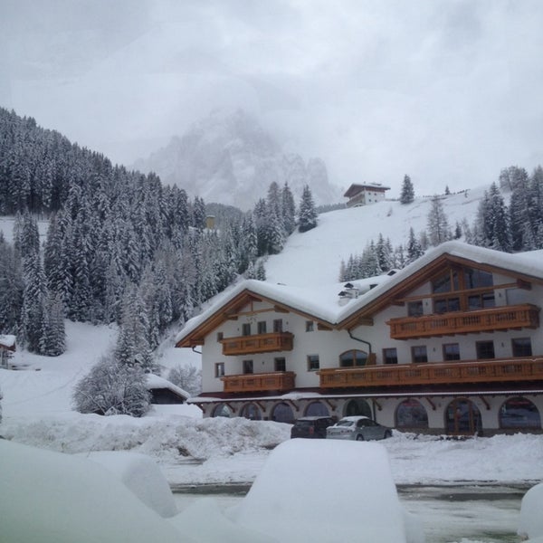 Foto diambil di Alpenroyal Grand Hotel oleh Татьяна К. pada 2/22/2014