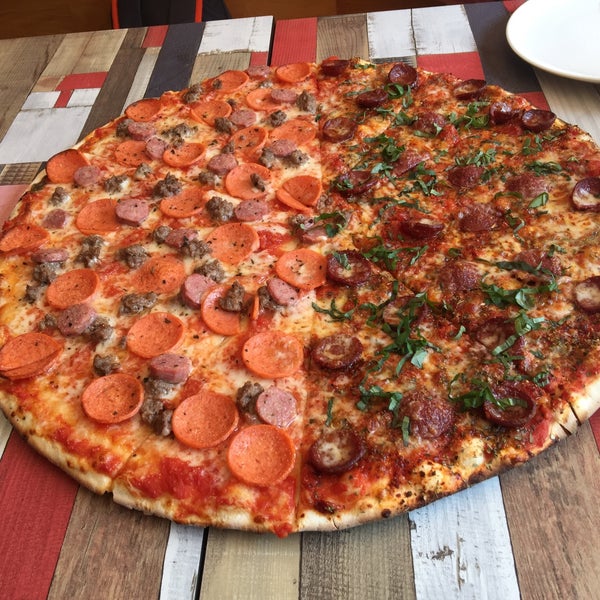 5/22/2017にFLASHlandがThe Upper Crust Pizzeriaで撮った写真