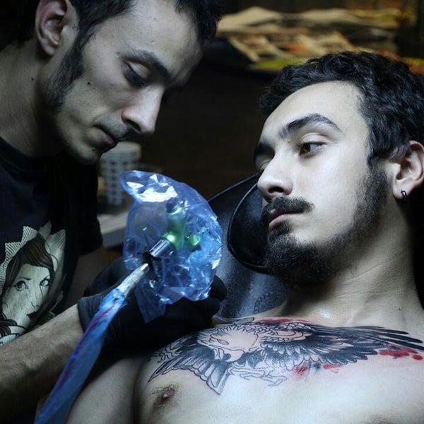 Foto tirada no(a) Dragon Tattoo Piercing &amp; Permanent Make Up Supply / Studio por Mustafa O. em 8/12/2013
