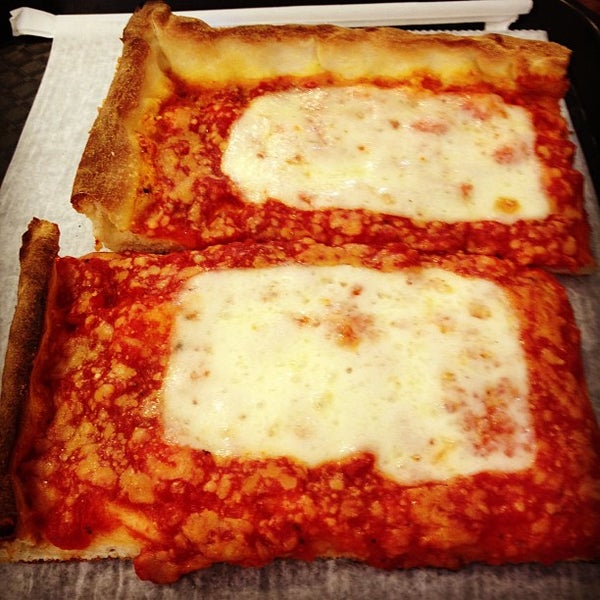 Снимок сделан в Rizzo&#39;s Fine Pizza пользователем Samuel R. 4/27/2013