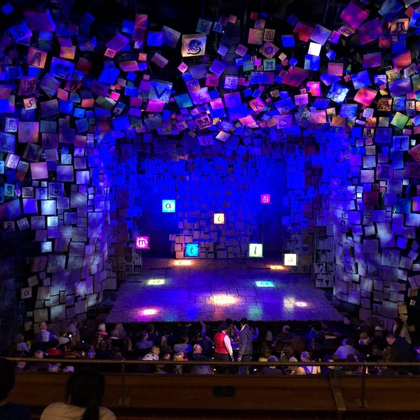 Foto diambil di Matilda The Musical oleh Martin K. pada 1/10/2018