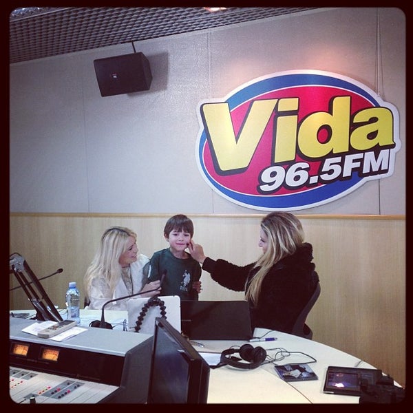 รูปภาพถ่ายที่ Rádio Vida FM 96.5 โดย Marcelinho M. เมื่อ 5/10/2013