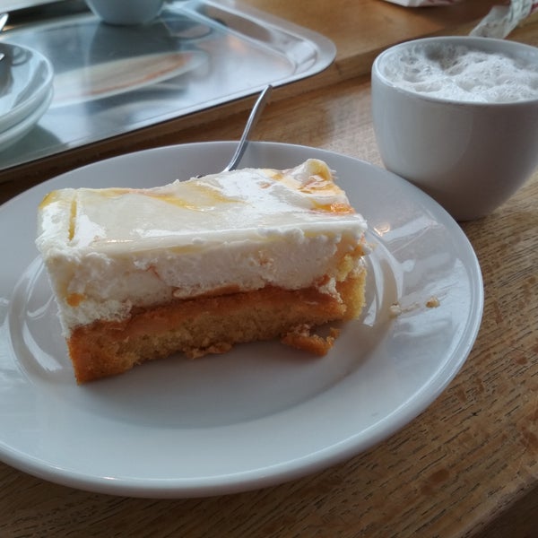 Foto diambil di Café &amp; Bäckerei Peters oleh Veronika Š. pada 7/9/2018