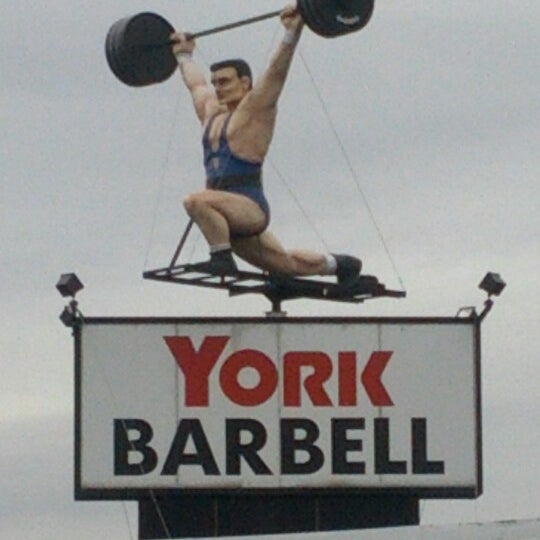 Снимок сделан в York Barbell Retail Outlet Store &amp; Weightlifting Hall of Fame пользователем Eric B. 1/11/2013