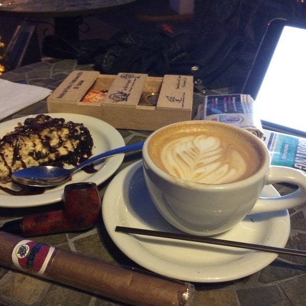 Снимок сделан в CoffeeHolics Espresso Bar пользователем JuanSa G. 3/16/2015