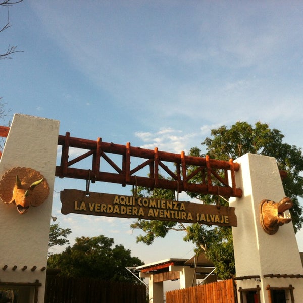 รูปภาพถ่ายที่ Parque Tematico. Hacienda Napoles โดย Javier R. เมื่อ 2/12/2013