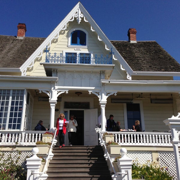 Photo taken at MacCallum House Restaurant, Grey Whale Bar &amp; Cafe by Quentin G. on 4/21/2013