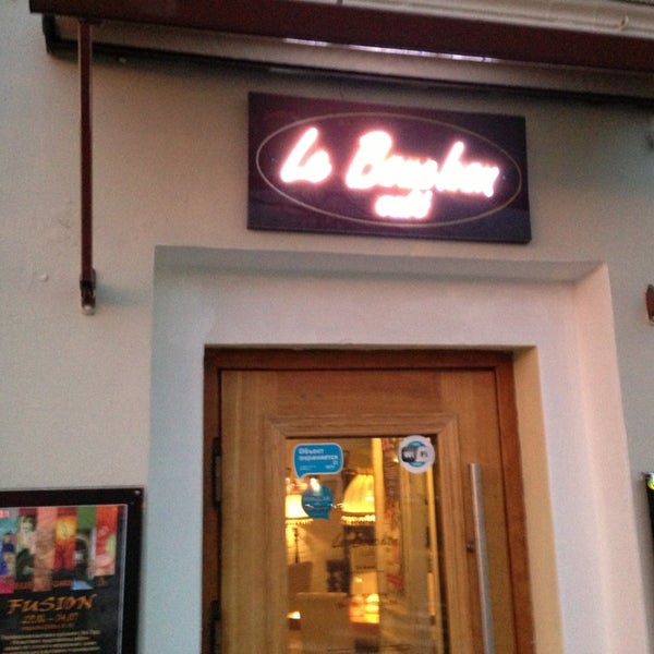 Foto diambil di Le Bouchon Café oleh Lyulichev A. pada 7/14/2013