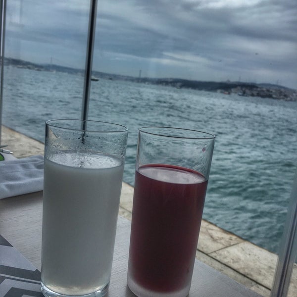 Das Foto wurde bei Sardunya Fındıklı Restaurant von Onur L. am 2/5/2017 aufgenommen