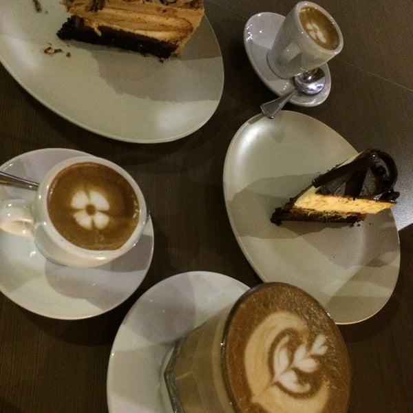 Foto scattata a Afters Espresso &amp; Desserts da Rina S. il 9/3/2015