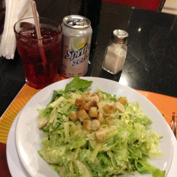 รูปภาพถ่ายที่ Well&#39;s Diner โดย Jonathan Rubio O. เมื่อ 7/14/2013