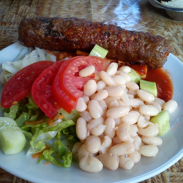 Снимок сделан в kol köfte tarihi Sofram Restaurant ( Fethi Baba&#39;nın Yeri) пользователем Fatih K. 8/8/2013