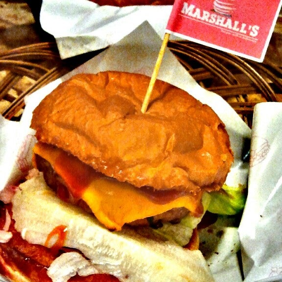 รูปภาพถ่ายที่ Marshall&#39;s Burger โดย Lim J. เมื่อ 3/30/2013