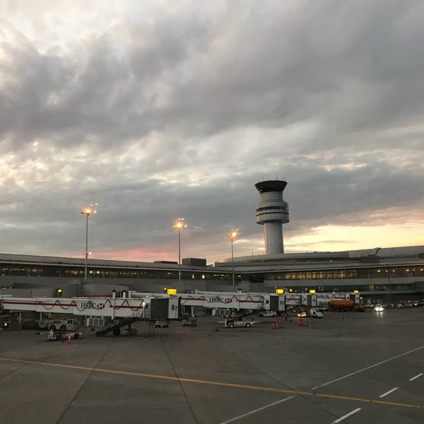 Foto tirada no(a) Aeroporto Internacional Pearson de Toronto (YYZ) por Karen L. em 10/5/2017
