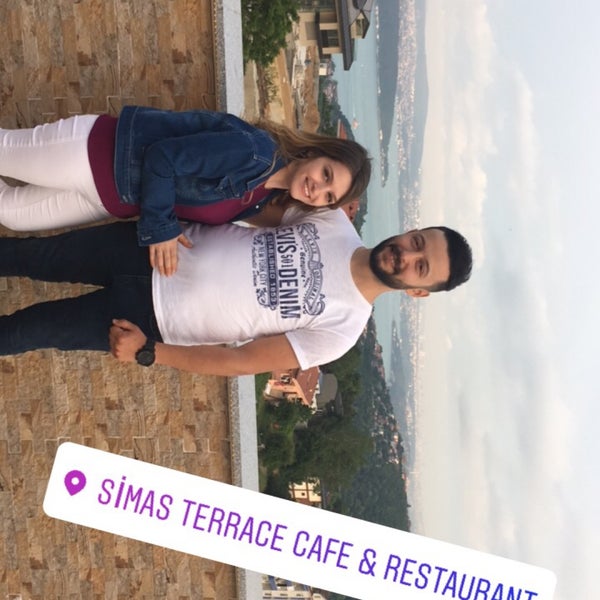 Das Foto wurde bei Simas Terrace Cafe &amp; Restaurant von 👑Duygu👸 am 6/4/2017 aufgenommen