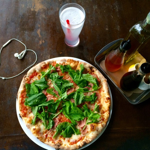 Отличное вкусное и умное местечко, с великолепной пиццей!😛💦 pizza prosciutto cotto + extra rucola = love😍👌🏼