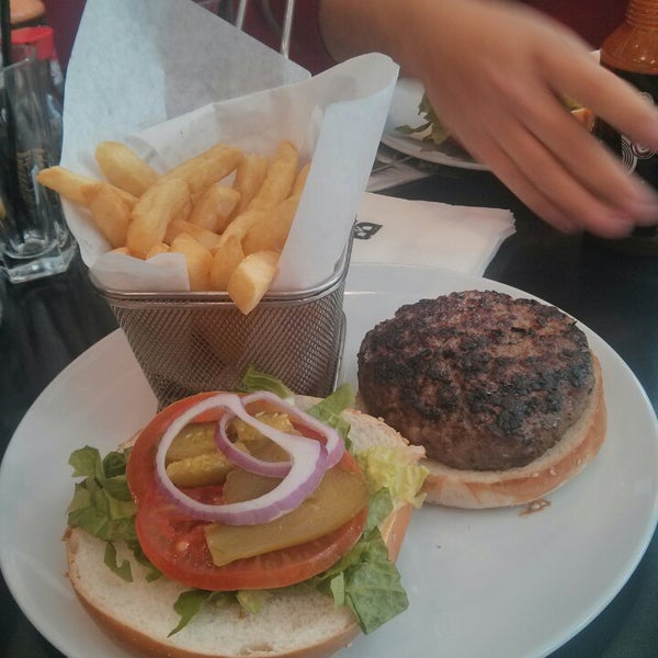 Foto scattata a Black Bar &#39;n&#39; Burger da Michael A. il 2/6/2014