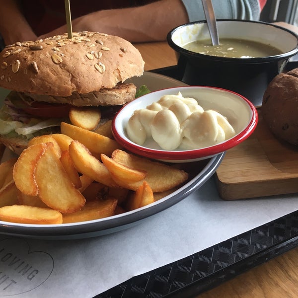 I tried the classic burger and the soup. Both were very good. The vegan maionese is also 5*